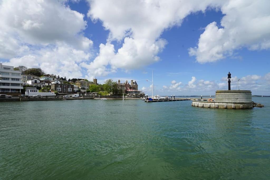 Paskins, Cowes - Sleeps 4 - 2 Bed - 2 Bath - Central Location エクステリア 写真
